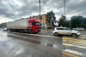 Грузовик въехал в&#160;легковушку в&#160;Астрахани: пострадали женщина и&#160;ребенок