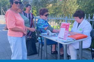 Астраханские дачники проверили здоровье на вокзале