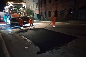 На астраханских дорогах активно проводится ямочный ремонт