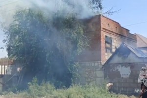 В Трусовском районе Астрахани горит жилой&#160;дом