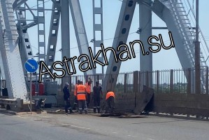 Астраханцам показали, как проходит ремонт на Старом мосту