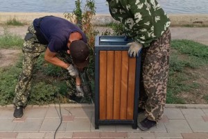 В Астрахани обновляют урны