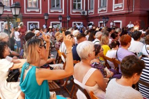 Астраханцев приглашают на арт-вечер под открытым небом