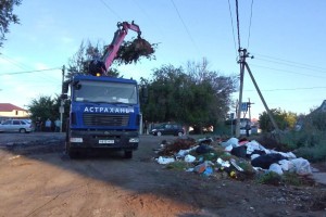 Астраханские коммунальщики продолжают бороться с мусором на улицах города