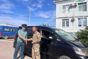 Астраханские таможенники передали конфискованные минивэны военным