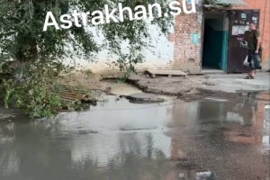 В Астрахани жильцы пятиэтажки пожаловались на полный подвал воды