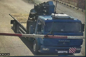 В Астрахани большегрузы разрушают дорожное полотно Старого моста