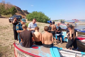 На пляжах Астраханской области обнаружили детей, которые купались без присмотра