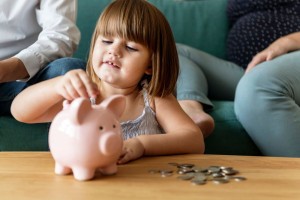Ученые предложили увеличить декретные выплаты в России