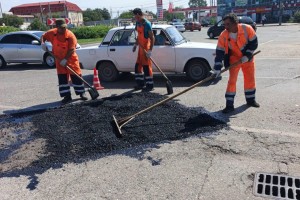 В Астрахани продолжается ямочный ремонт дорог