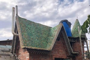 Астраханцев удивил дом с крышей из бутылок и тарелок