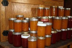 Медики рассказали, чем опасны домашние консервы