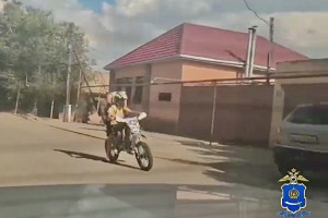 В Астрахани госавтоинспекторы устроили сюрприз для несовершеннолетних гонщиков на мотоциклах