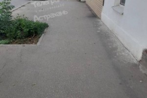 В Астрахани полицейские оштрафовали водителя за парковку авто на тротуаре