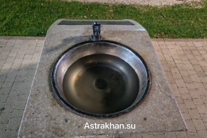 В Астрахани на Комсомольской набережной не спешат ремонтировать поврежденные элементы