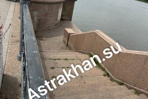 Астраханцы задыхаются от вони на Петровской набережной: что может помочь?