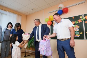 Первоклассники в Камызяке получили рюкзаки от Председателя Думы Астраханской области Игоря Мартынова