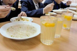 В Роспотребнадзоре рассказали, какая еда недопустима в&#160;российских школьных столовых