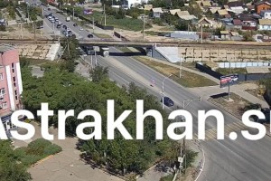 В Астрахани автовоз с&#160;новыми машинами застрял под мостом