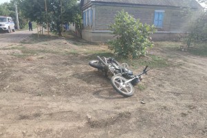 14-летние астраханцы на мопеде попали в&#160;реанимацию после наезда на&#160;люк