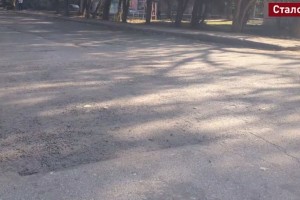 На окраине Астрахани провели долгожданный ямочный ремонт асфальта