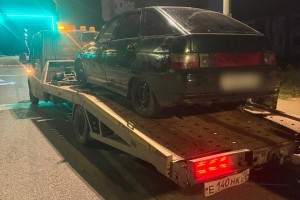 В Астраханской области парень решил прокатиться на капоте машины