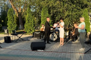 В Астраханском онкодиспансере новая традиция: концерт «Музыка у фонтана»