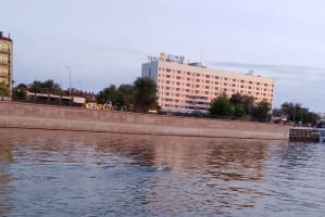 В центре Астрахани мужчина чуть не утонул пытаясь переплыть Волгу