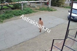 В Астрахани голая женщина шокировала жителей микрорайона