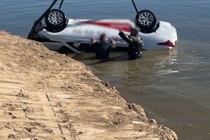 В Астраханской области машина такси съехала в&#160;воду с&#160;водителем и&#160;двумя пассажирами