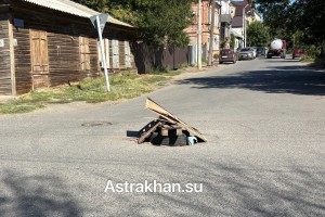 &#171;Вечная яма&#187;: брешь в&#160;дороге астраханцы заделали покрышкой и&#160;досками