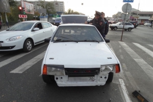 В Астрахани в результате наезда легкового автомобиля пострадали два пешехода