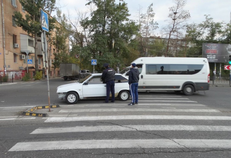 Астрахань пешеход. Наезд легкового авто на насыпь фото.