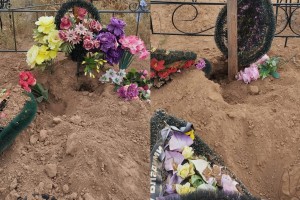 На кладбище в&#160;Астраханской области появились загадочные ямы на могилах