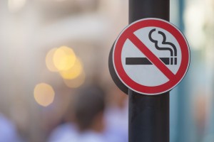 В России планируется повысить штраф за курение в подъездах жилых домов
