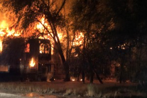 Росгвардейцы спасли астраханцев из горящего дома