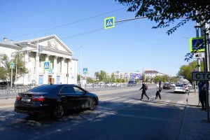 На одной из самых аварийных улиц Астрахани проводят дорожные работы