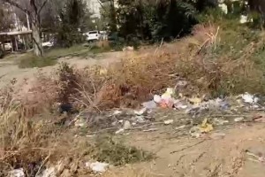 Мусор может полностью поглотить одну из астраханских улиц