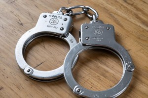 Астраханца осудят за избиение двух сотрудниц полиции
