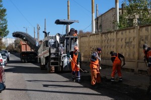 В Астрахани кладут новый асфальт на одной из проблемных автодорог