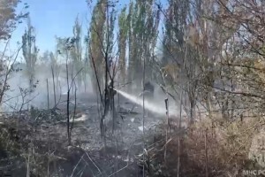 В Ленинском районе Астрахани тушат крупный пожар
