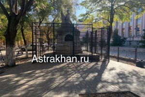 У памятника-могилы Трусова в центре Астрахани отвалилась рука