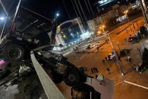 В Астрахани большегруз повис на Новом&#160;мосту