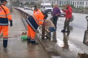 В Астрахани на Новом мосту восстанавливают ограждение после ночной аварии