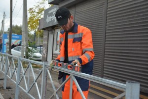Почти полкилометра нового ограждения устанавливают в&#160;Астрахани