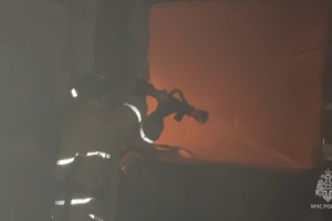 В Астраханской области полыхает склад с&#160;пластиковыми трубами на площади 12 тысяч квадратных метров