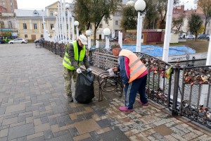 Астраханские коммунальщики выходят на бой со слякотью