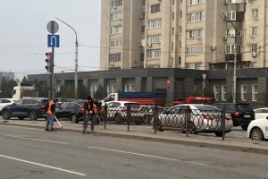 В Астрахани убирают прибордюрные зоны вручную