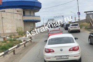 Бетонные плиты, пробки и тишина в телефонах: стало известно, почему перекрыли Старый мост