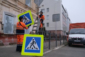 В Астрахани обновляют дорожные знаки: заменят более 300 указателей
